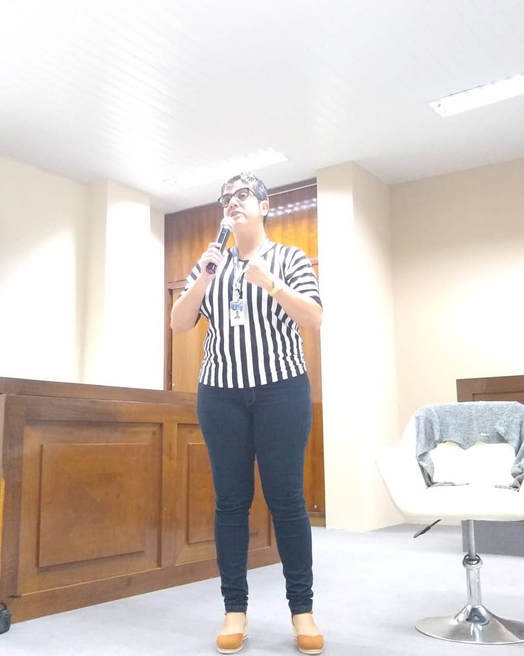 Administradora palestra sobre postura profissional para estudantes