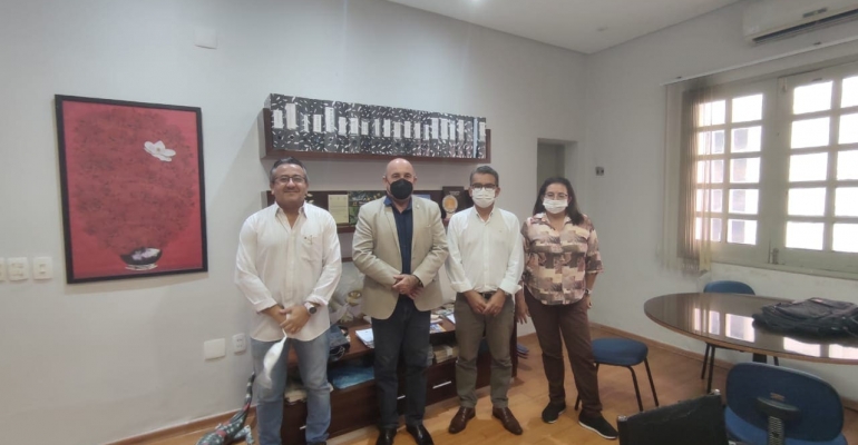 Presidente Leonardo Macedo assina termo de contratação de 200 bolsas de pós-graduação