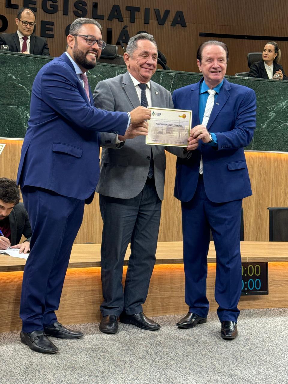 Adm. Rogério Cristino recebe comenda de Mérito Legislativo em Goiás
