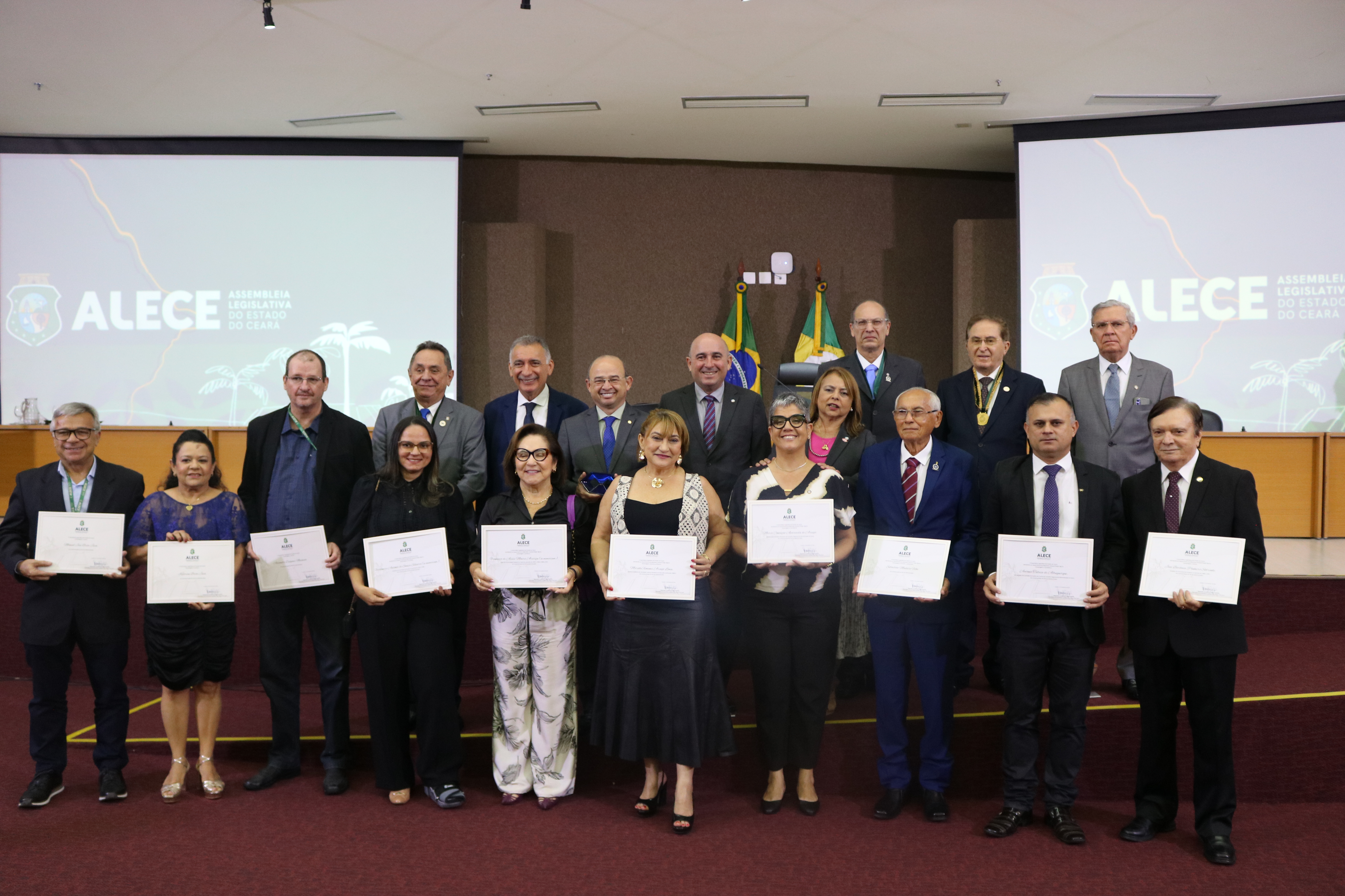 Assembleia Legislativa do Ceará destaca homenagem aos administradores