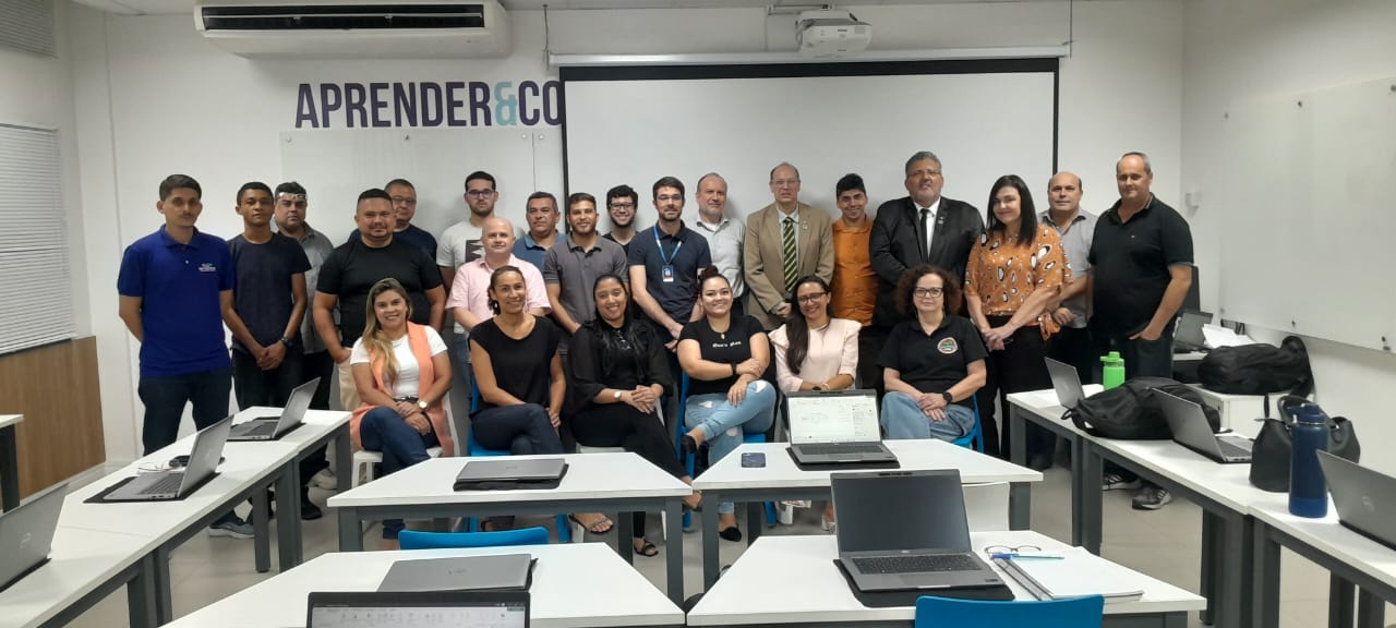 Adm. Lamarck Guimarães prestigia aula de Power BI