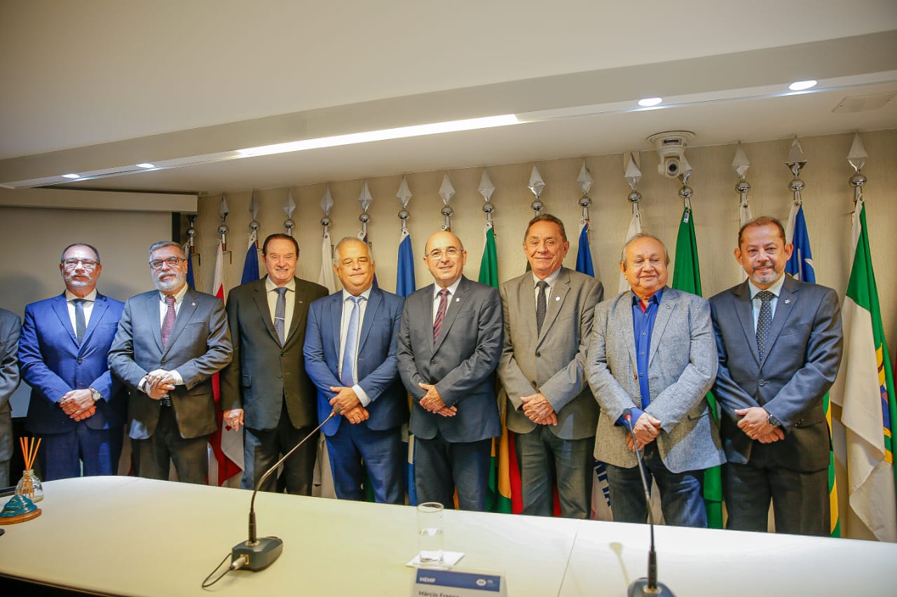 Adm. Rogério Cristino participa de ato que oficializa parceria entre CFA e Ministério do Empreendedorismo
