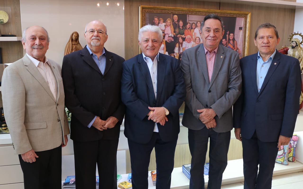 Deusmar Queirós, fundador da Pague Menos, recebe visita institucional do CRA-CE e CFA