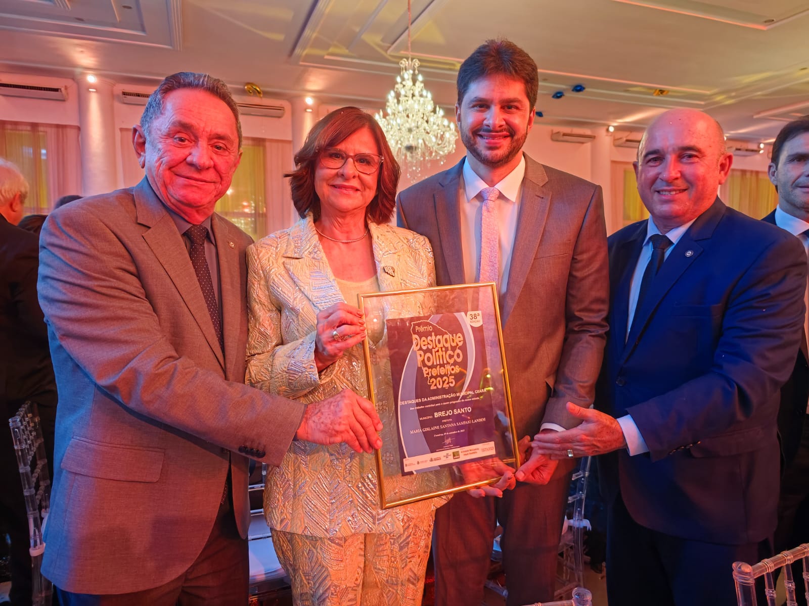 Presidentes do CFA e CRA-CE prestigiam premiação de Gislaine Landim entre os Melhores Prefeitos do Ceará 2025